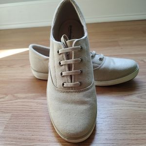 Women's size 9.5 grasshopper sneakers